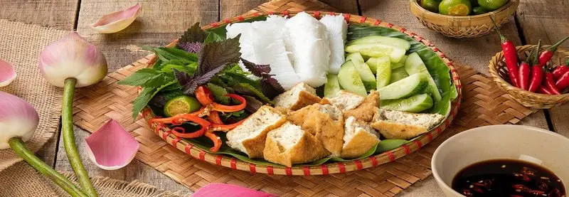 Mâm bún đậu mắm tôm với bún, đậu và rau ăn kèm