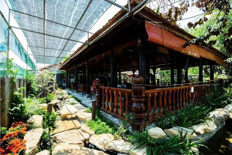 Trầm Koi Garden Coffee với không gian nhà vườn yên tĩnh