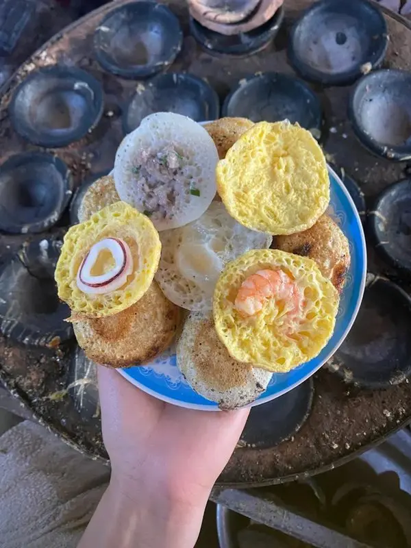 Bánh căn giòn thơm với nhiều lựa chọn chấm
