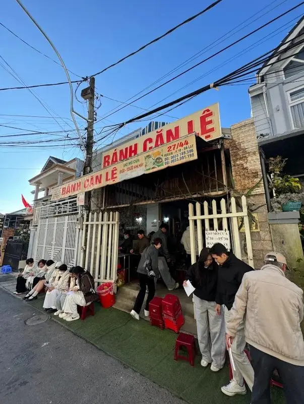 Không gian quán trong hẻm Yersin