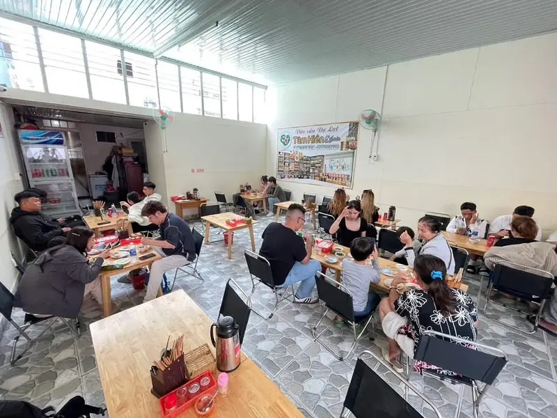 Không gian mộc mạc trong nhà và ngoài hiên
