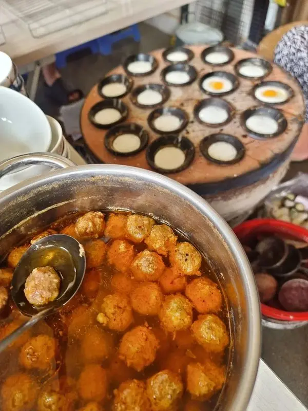 Khu bếp đổ bánh và nồi xíu mại