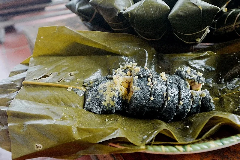 Bánh chưng đen Mường Lò