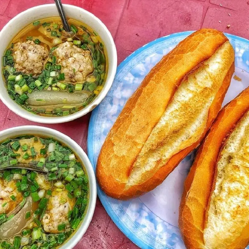 Bánh mì xíu mại Cô Loan