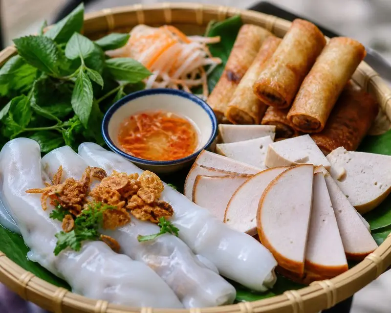 Bánh cuốn Huệ Bảo Lộc: Đĩa bánh nóng hổi với loạt món kèm bắt vị