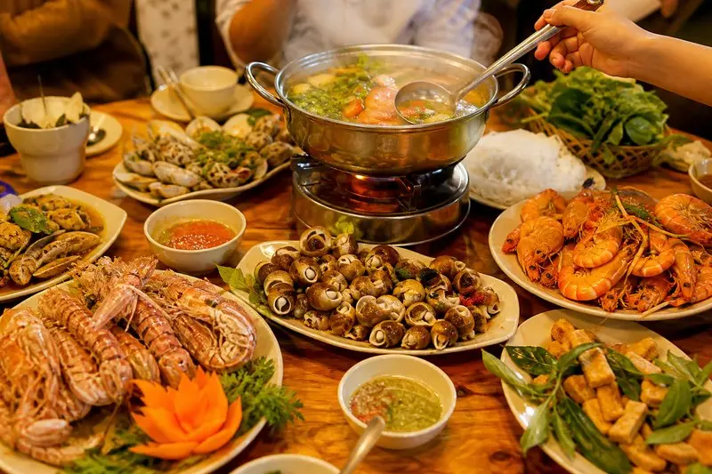 Review Quán ốc Thơm Bảo Lộc: Thực đơn đa dạng, phần ăn đầy đặn