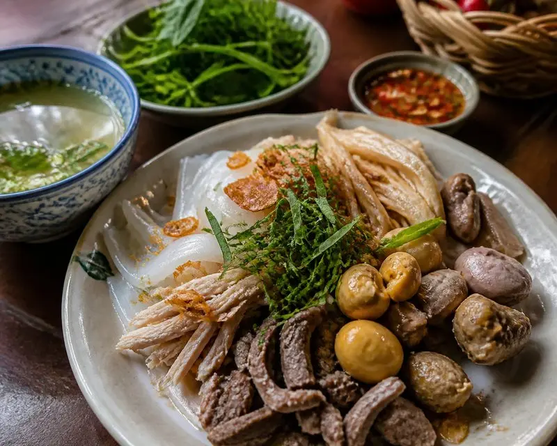 Review quán An Bảo Lộc: Bánh ướt lòng gà đậm vị, ăn kèm nước luộc gà