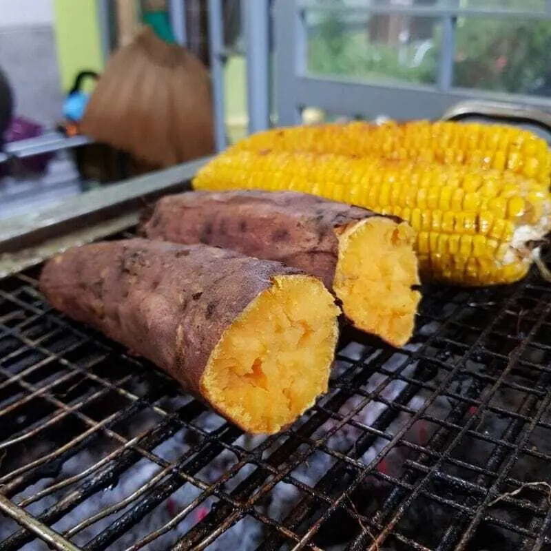 Bắp nướng và khoai lang mật nướng