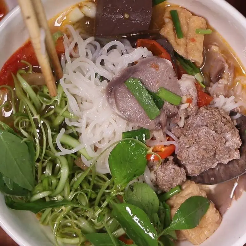 Bún riêu lưỡi đường Lò Chén