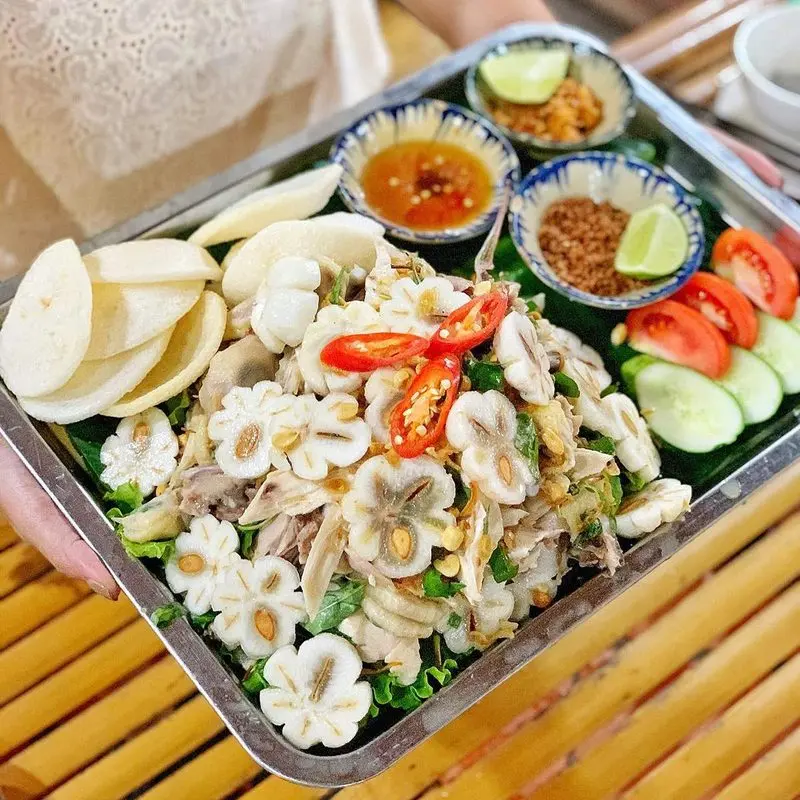 Gỏi gà măng cụt tại Nhà hàng Chiều nay Quán