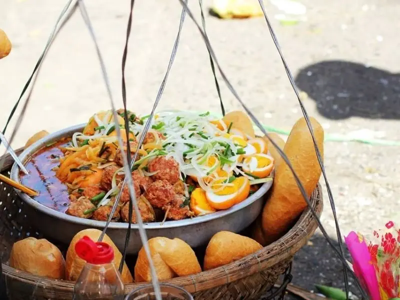 Bánh mì xíu mại trứng Phan Thiết