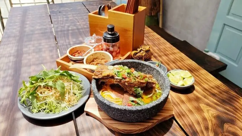 Bún bò thố đá