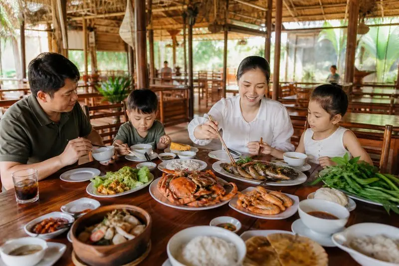 Review Ẩm Thực Nhà Quê Cà Mau: Không gian rộng, món ăn dân dã
