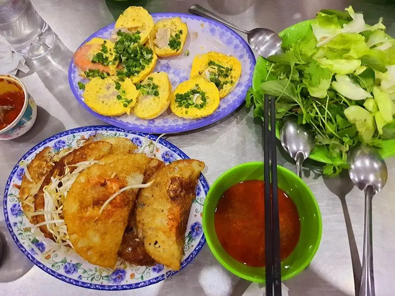 Quán bánh căn, bánh xèo khuôn đất Ninh Thuận