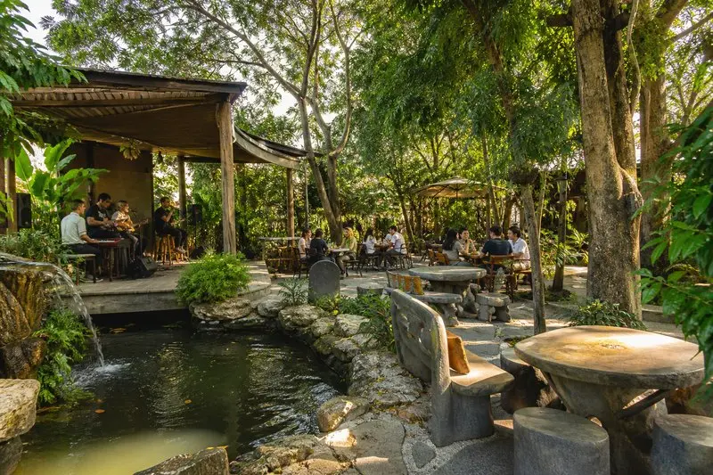 Review Cánh Nâu Garden Cafe: Góc sân vườn xanh và âm nhạc giữa Cần Thơ