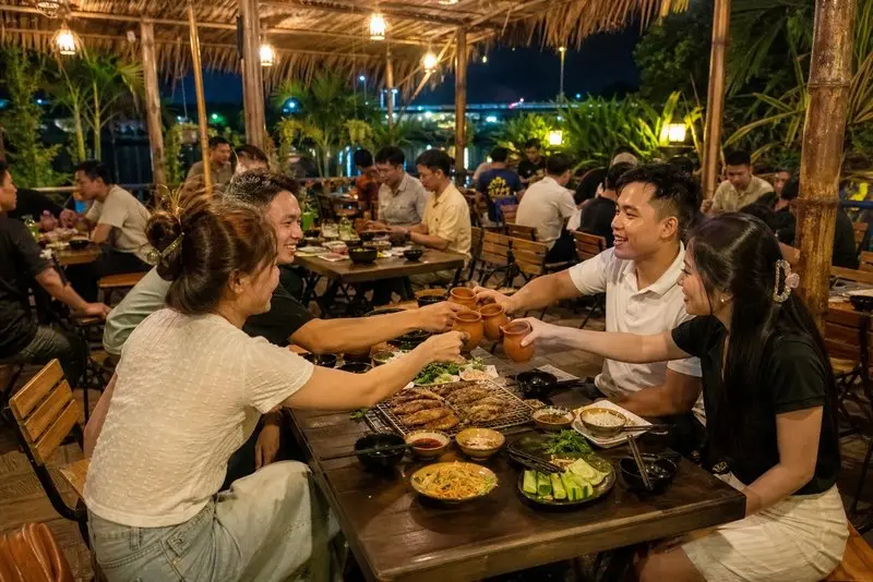 Review Bia Lu 138 Cần Thơ: Quán nhậu bình dân với cốc lu mini