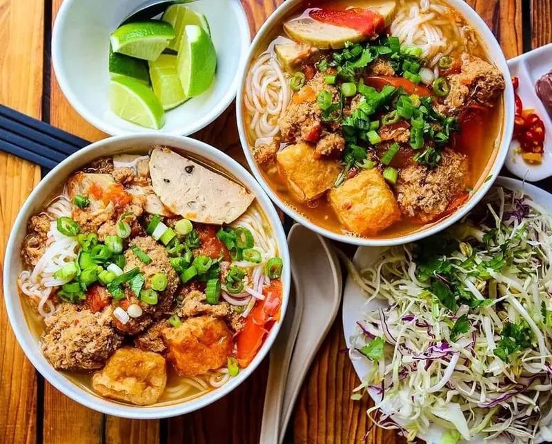 Hủ Tiếu Mì và Bún Riêu Bờ Hồ