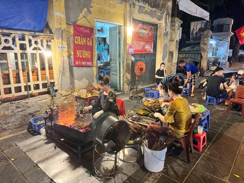 Chân gà nướng Thụy Khuê