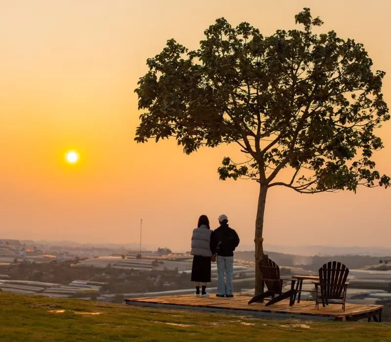 Ngắm hoàng hôn giữa thung lũng