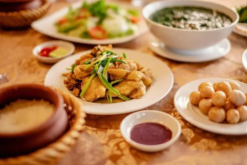 Nhà hàng cơm niêu Việt Nam