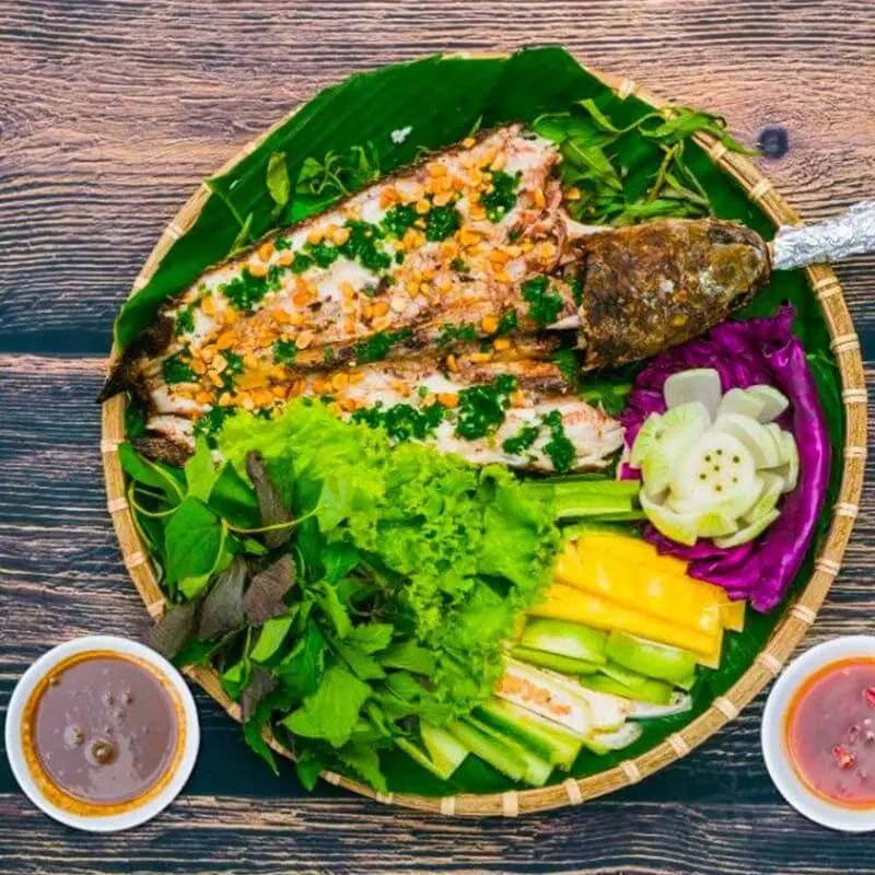 Cá lóc nướng cuốn lá sen non