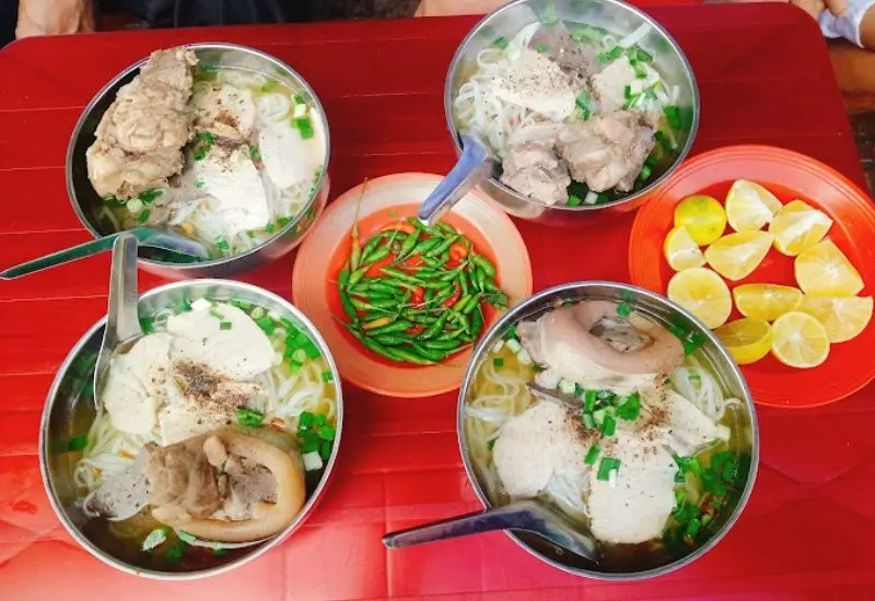Quán hủ tiếu bà Sẩm