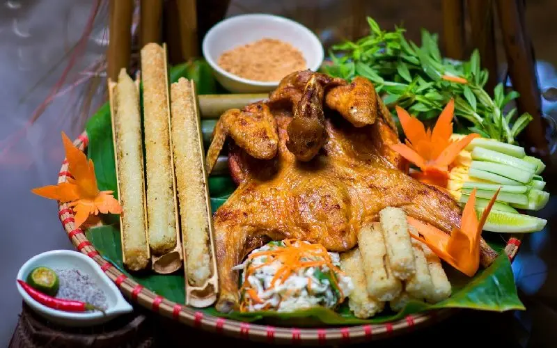 Gà nướng cơm lam
