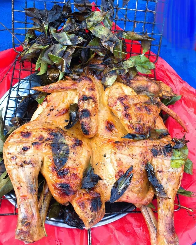 Gà nướng lá mắc mật