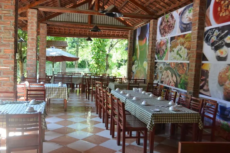 Nhà hàng Ngói đỏ