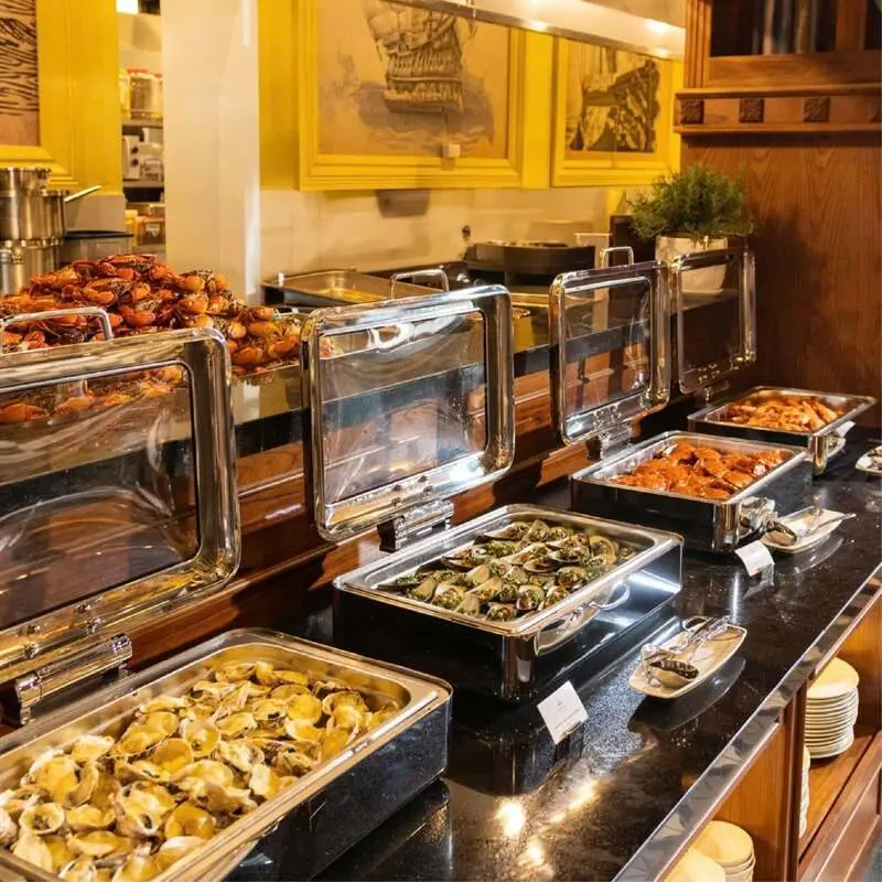 The Square Restaurant - Novotel Ha Long Bay