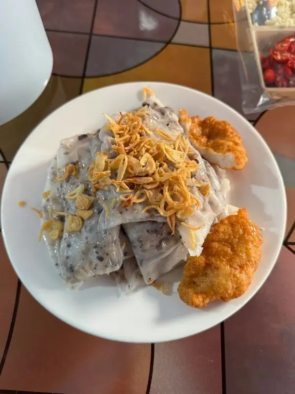 Bánh cuốn chả mực Bà Tân