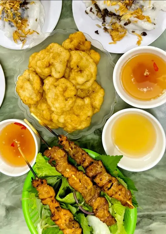 Quán bánh cuốn bà Huệ