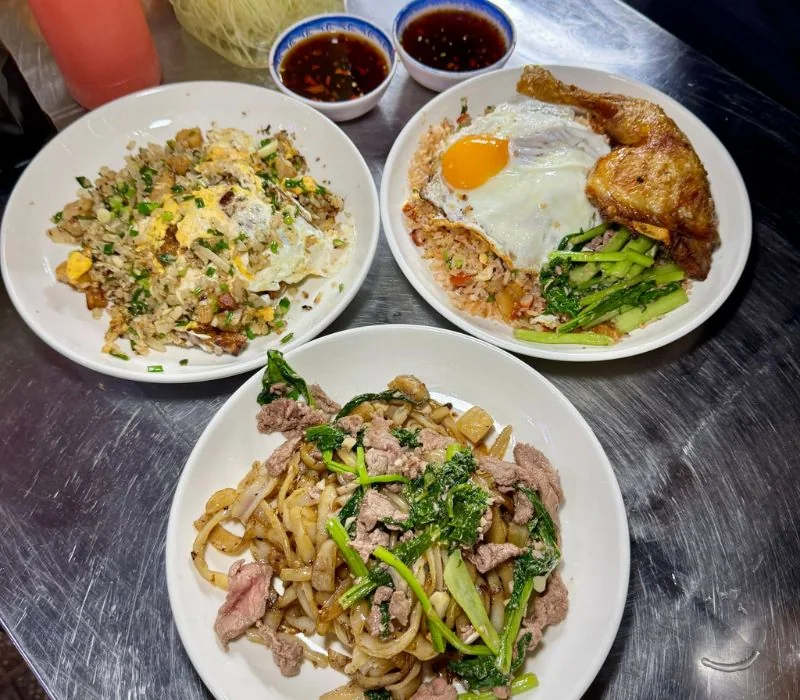 Cơm chiên sườn muối ớt Lệ