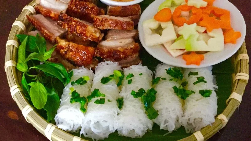Tiệm bánh mì heo quay Huyền Ký