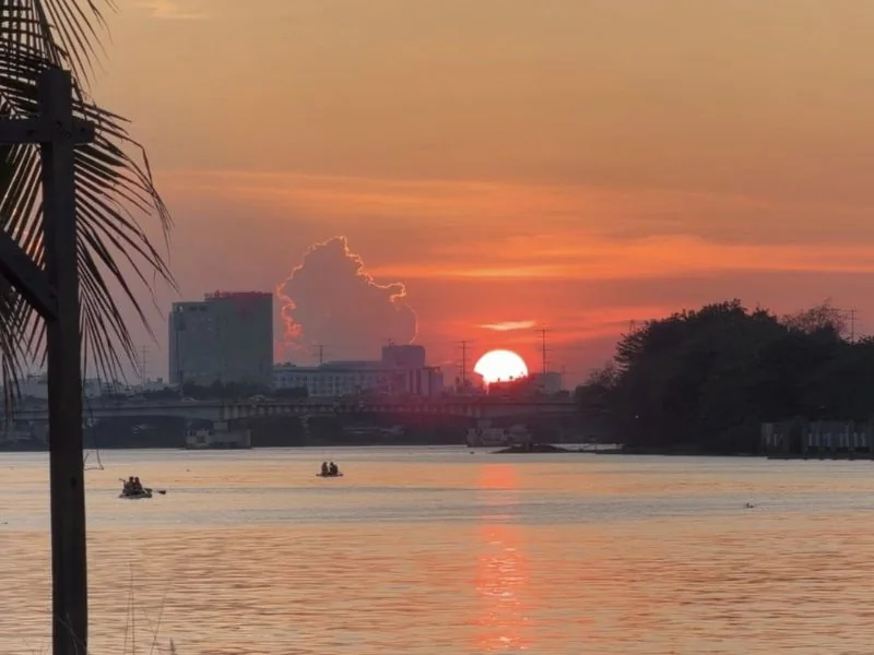 Tiệm Cà Phê Trạm Hoàng Hôn