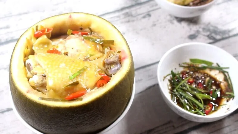 Gà hấp thanh trà Huế