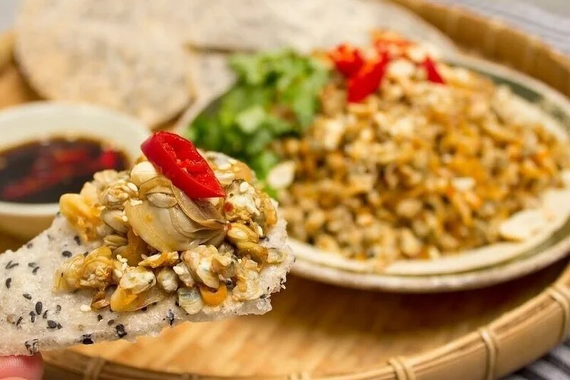 Hến xúc bánh tráng