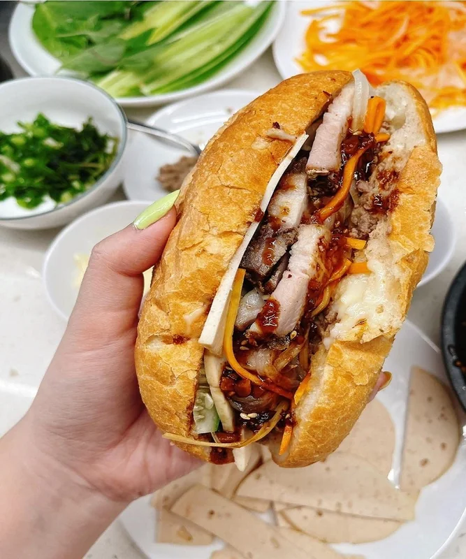 Chị Đấu - Bánh mì Nguyễn Huệ