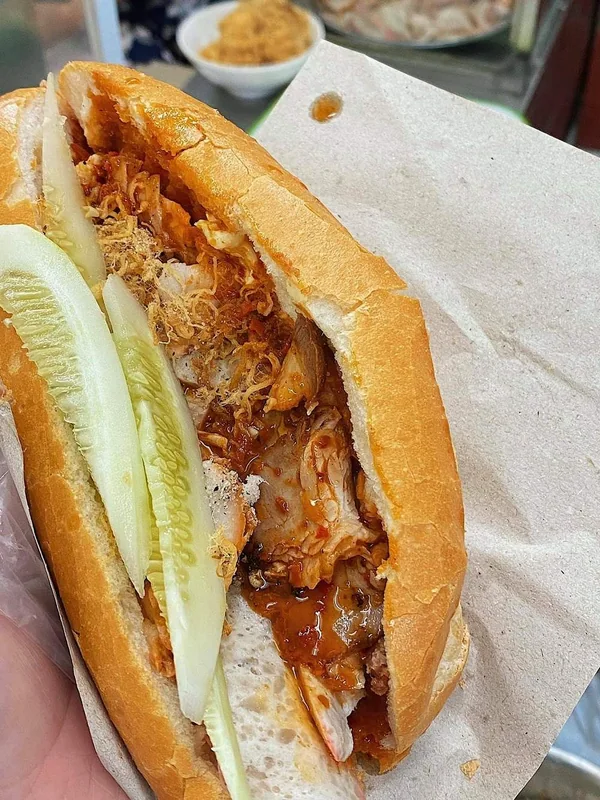 Quán bánh mì cười