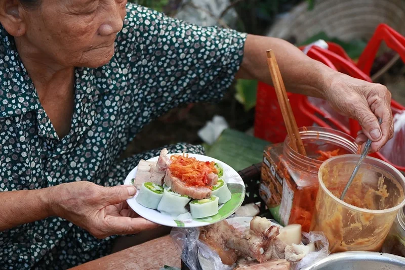 Hàng bánh cuốn tôm chua mệ Hạnh