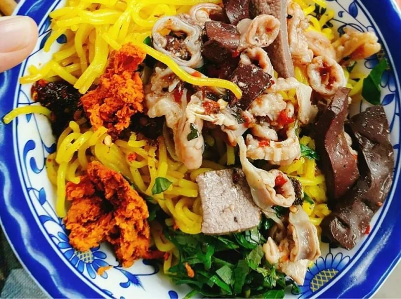 Bún nghệ chợ Đông Ba