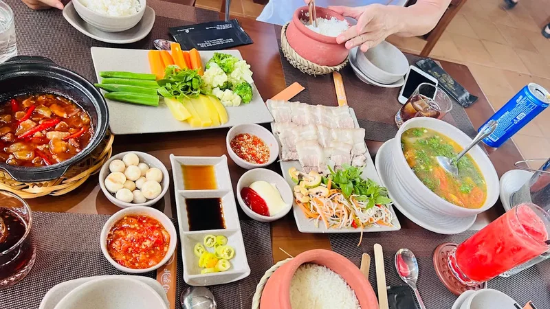 Huế Cơm Niêu