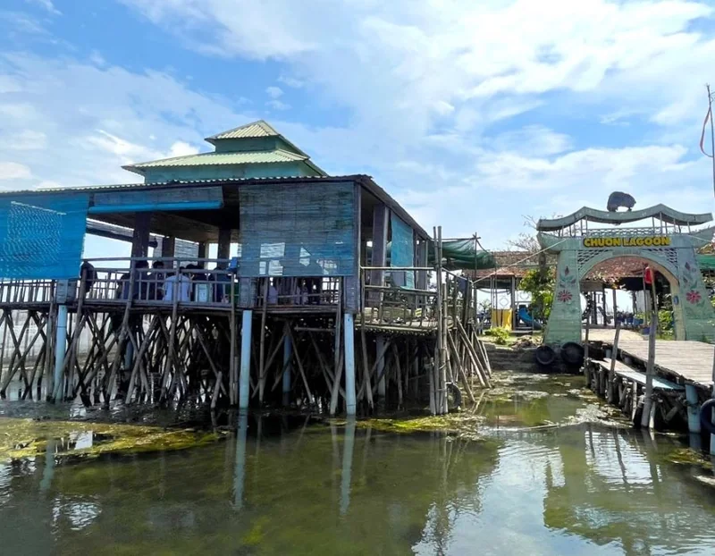 Nhà hàng nổi Chuồn Lagoon