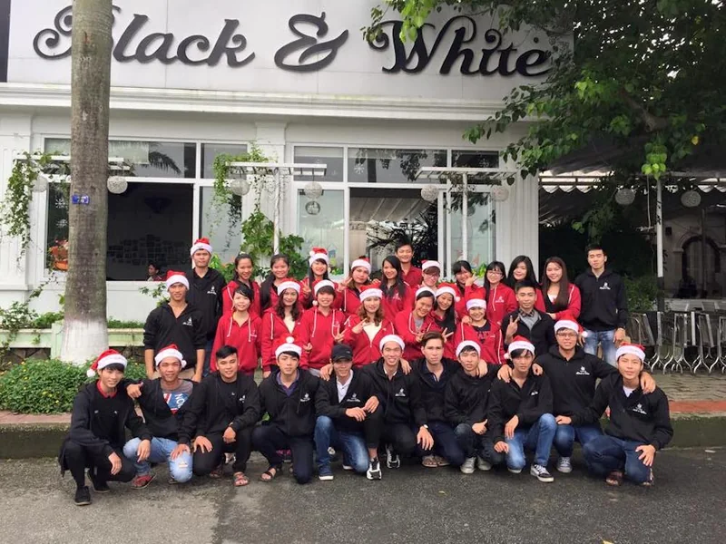 Black & White Café