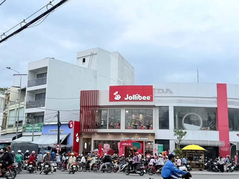 Jollibee Hai Tháng Tư