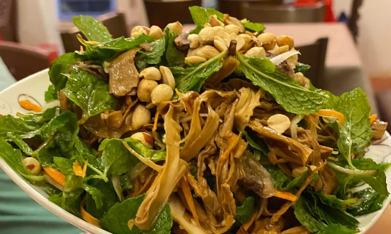 Nộm gà măng khô