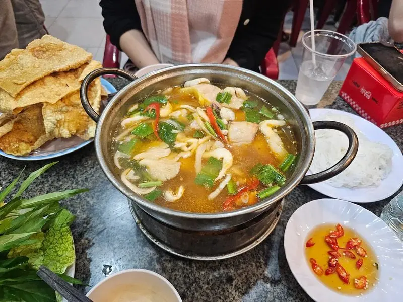 Lẩu cá tầm Ngư Sơn
