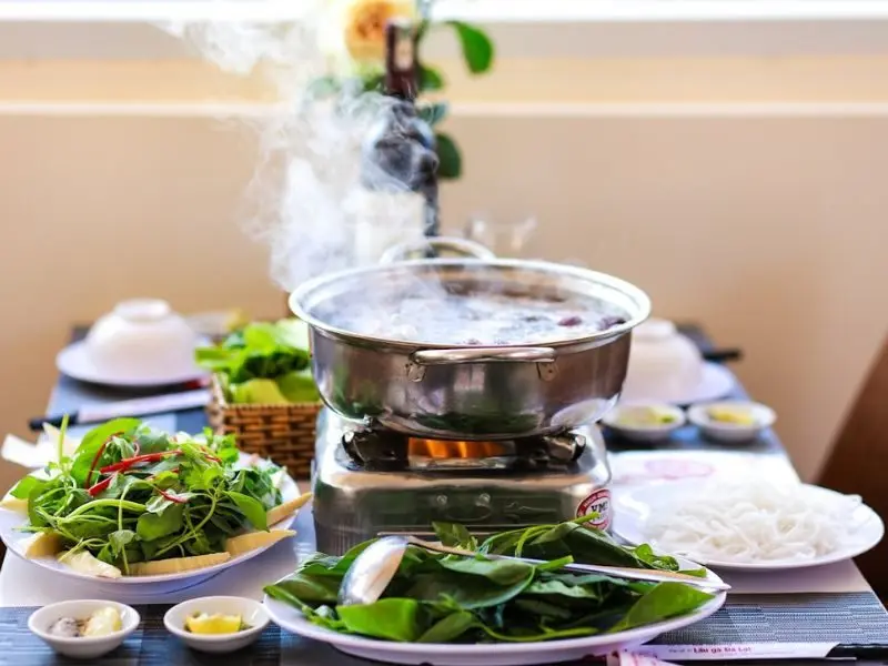 Lẩu gà lá é Huỳnh Thúc Kháng