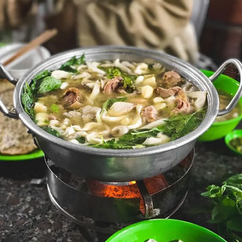 Lẩu gà lá é