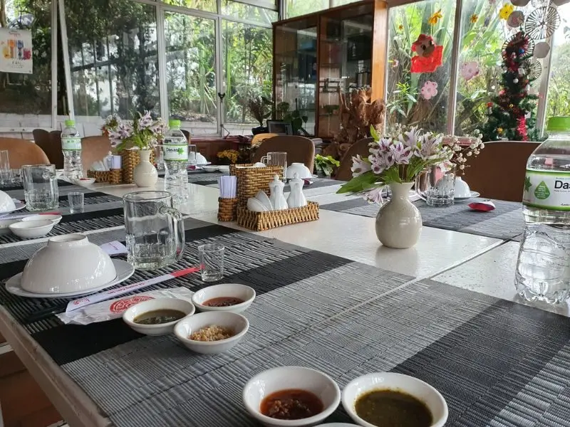 Lẩu gà lá é Hạnh